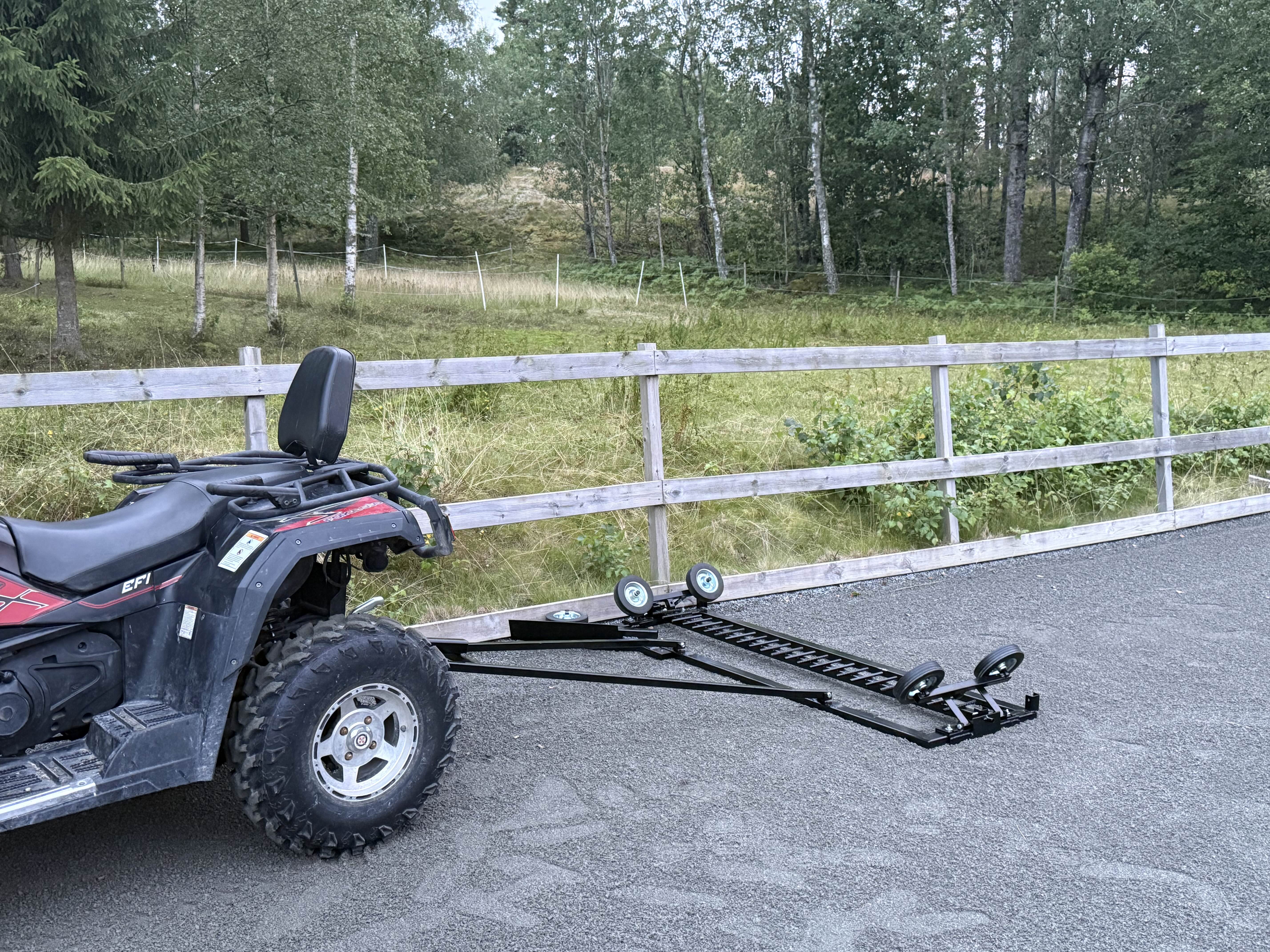 Paddockssladd, grusharv, paddocksharv, ridbaneharv. En harv för att sköta om grusgångar, paddockar, ridbanehus med mera